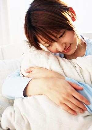 ハーブピーリングで肌のくすみ改善！自宅で簡単ケアのポイント
